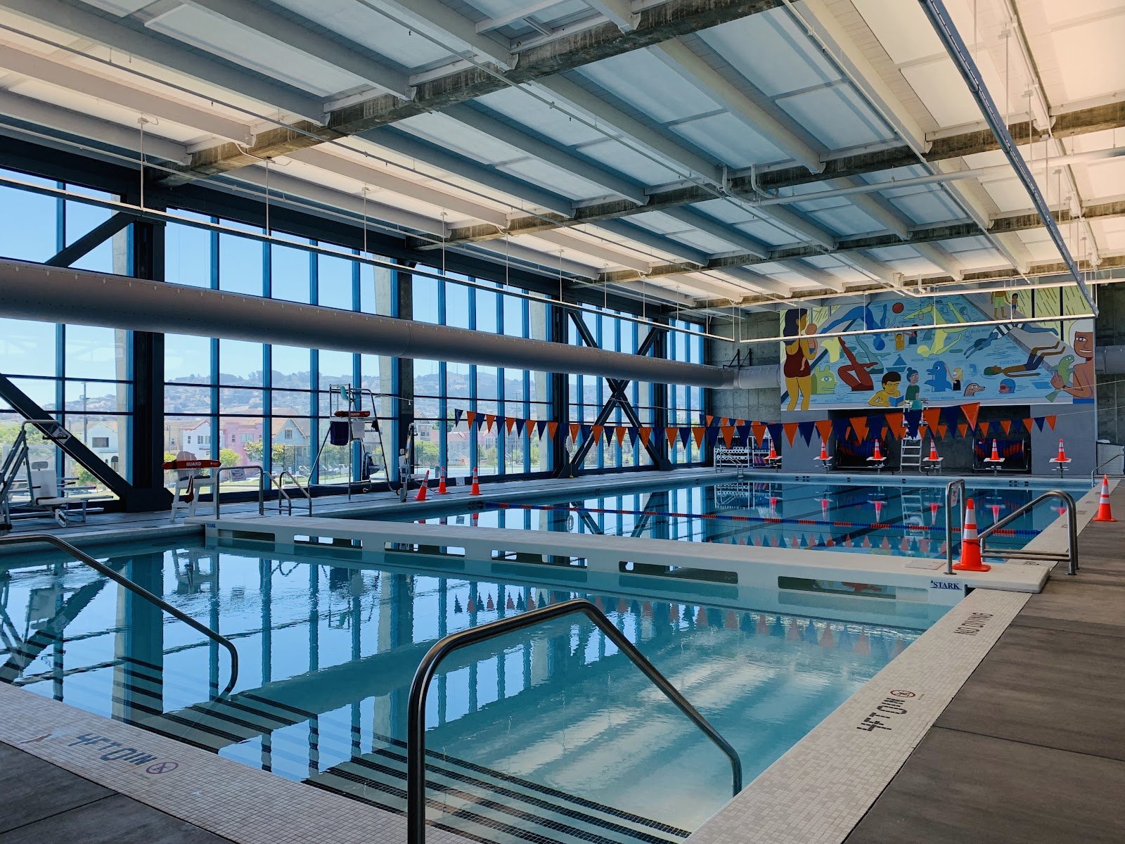 Public pools: the Monday trap and the 6:30 lanes
